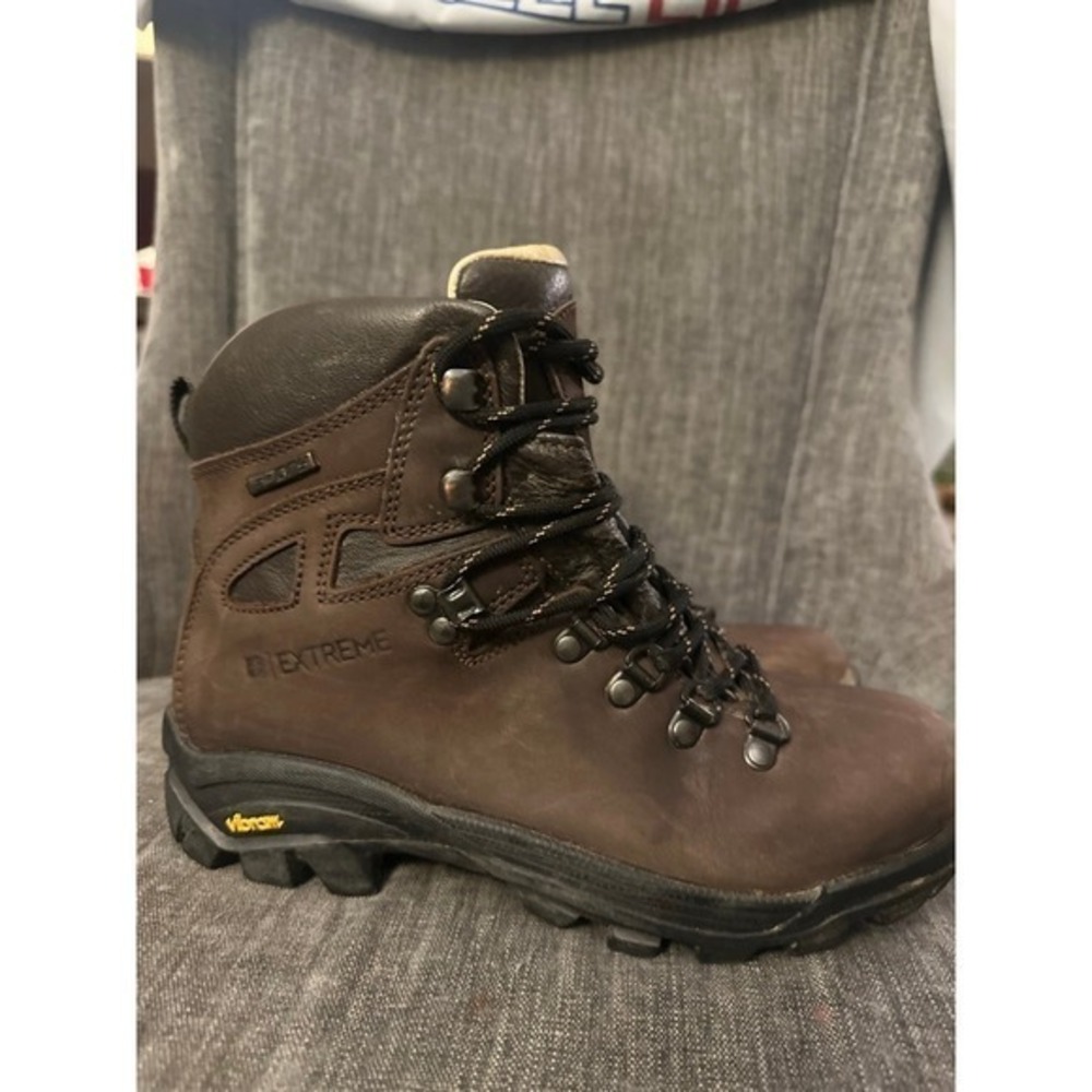Women's Mountain Hardware Extreme boot size‎ 6